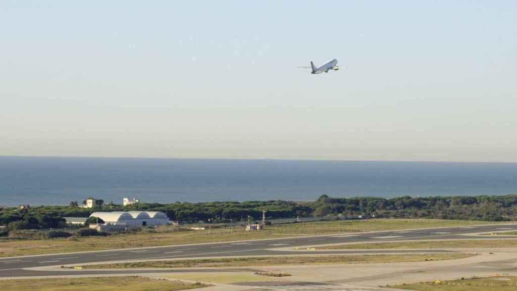 Un avión despega desde una de las pistas del aeropuerto de El Prat / EP