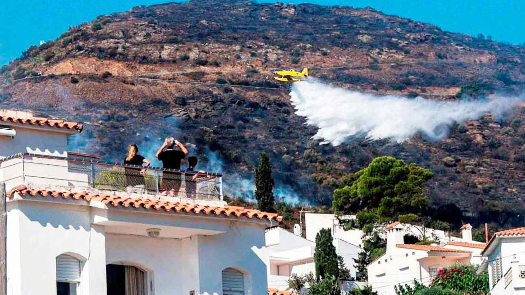 Imagen de un hidroavión en el incendio que afectó el Cap de Creus en julio / EFE