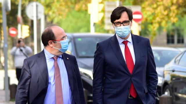 El ministro de Sanidad y futuro candidato a la presidencia del PSC, Salvador Illa (d), junto a su predecesor en las listas socialistas, Miquel Iceta (i) / EP