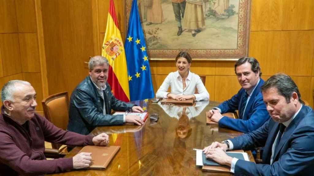 Gobierno y agentes sociales en la negociación de la prórroga de los ERTE / EP