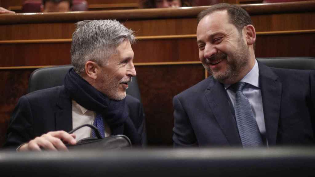 El ministro del Interior, Fernando Grande Marlaska, junto al de Transportes, José Luis Ábalos, en el Congreso / EUROPA PRESS