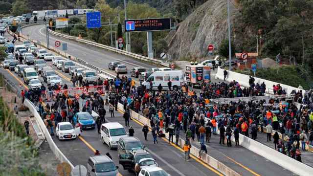 Los independentistas de Tsunami Democràtic bloquean la frontera de España y Francia en su paso por la localidad de la Jonquera. Equivocados / EFE