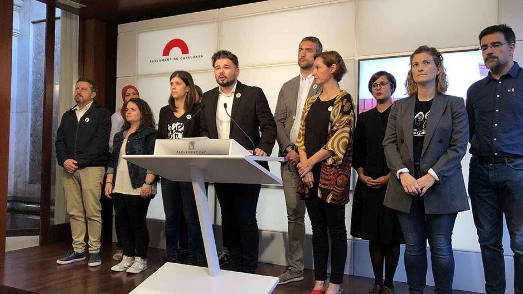 El portavoz de ERC en el Congreso, Gabriel Rufián, junto a otros diputados republicanos, en el Parlament / CG