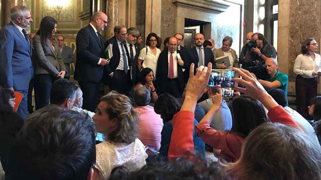 Los periodistas protagonizan una sentada en el Parlament para protestar contra las agresiones al colectivo durante las manifestaciones políticas / EP