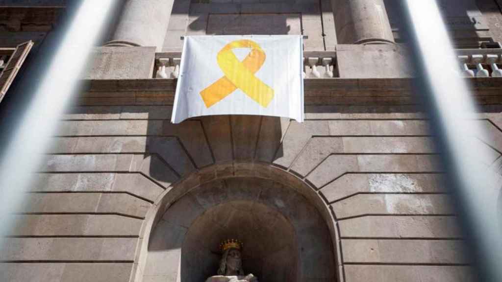 El lazo amarillo colgado por el gobierno municipal de Ada Colau en el Ayuntamiento de Barcelona / CG