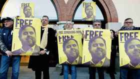 Concentración en apoyo a Oriol Junqueras ante el ayuntamiento de su ciudad, Sant Vicenç dels Horts, el 10 de febrero / EFE