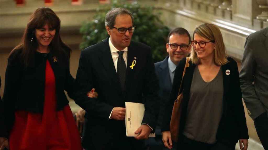 La 'consellera' Laura Borràs acompaña a Quim Torra y Elsa Artadi en el Parlament / EFE