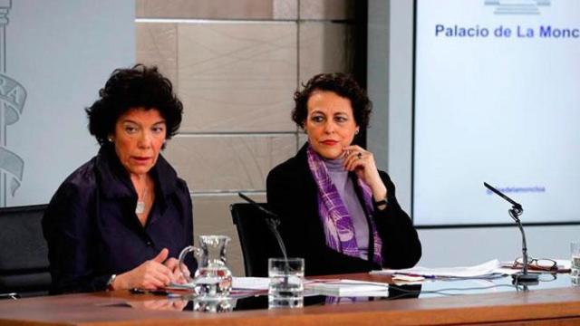 La portavoz del Gobierno, Isabel Celaá, y la ministra de Trabajo, Magdalena Valerio (d), tras la reunión del Consejo de ministros / EFE