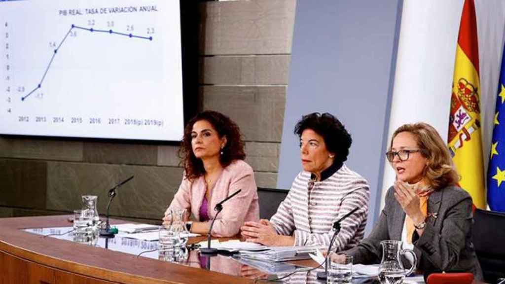 Las ministras de Hacienda María Jesús Montero (i), ministra Portavoz Isabel Celaá (c), y de Economía Nadia Calviño / EFE