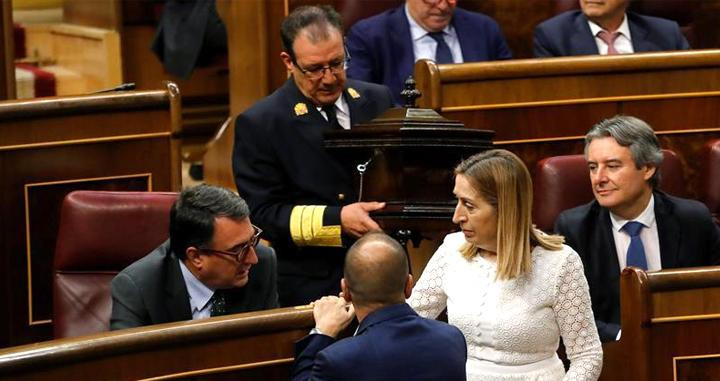 Aitor Esteban (PNV), Carles Campuzano (PDeCAT) y Ana Pastor, presidenta del Congreso, hablan en los escaños de la Cámara / EFE