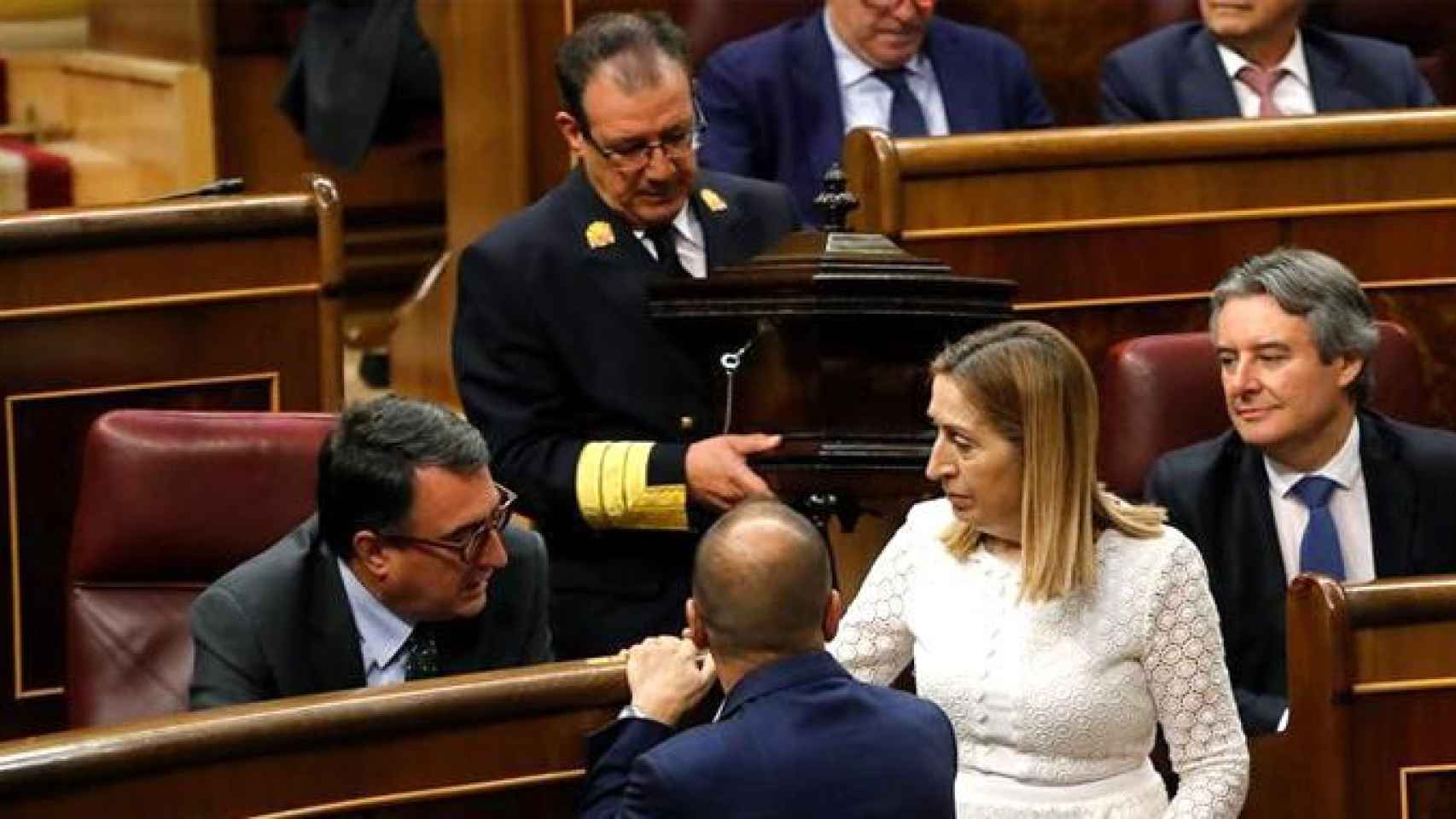 Aitor Esteban (PNV), Carles Campuzano (PDeCAT) y Ana Pastor, presidenta del Congreso, hablan en los escaños de la Cámara / EFE