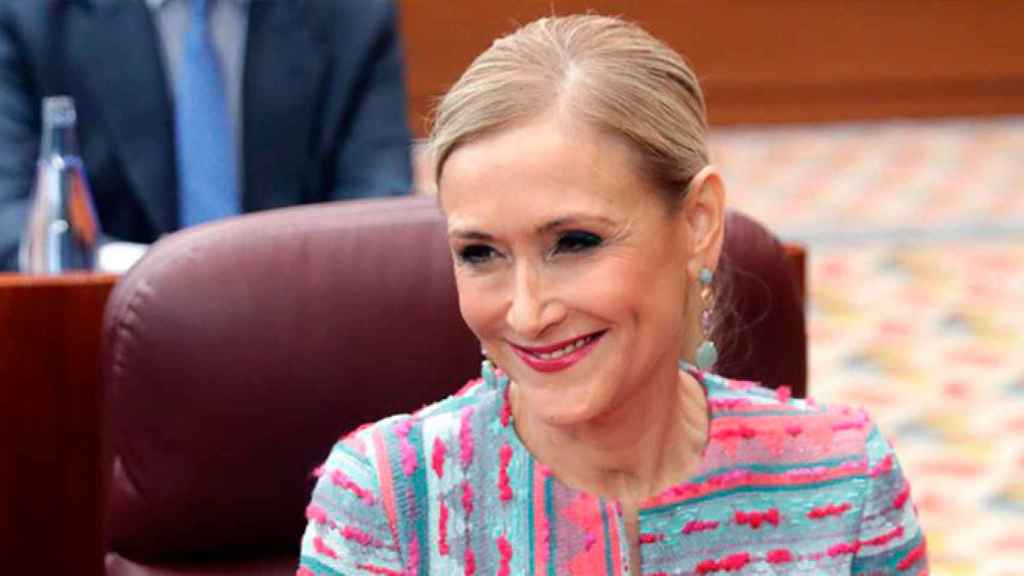 La presidenta madrileña, Cristina Cifuentes, a su llegada a su comparecencia en un pleno extraordinario de la Asamblea de Madrid, a petición de la oposición, para dar explicaciones sobre las supuestas irregularidades del máster que posee de la Universidad