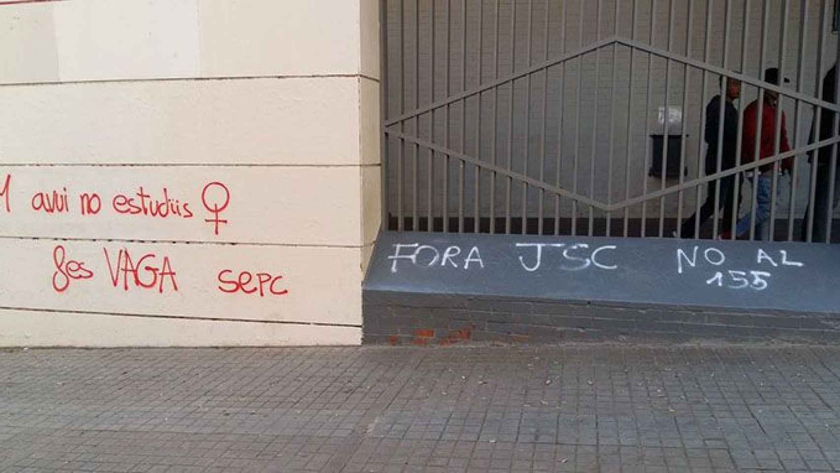 Pintadas contra las juventudes socialistas en un instituto de Barcelona / CG