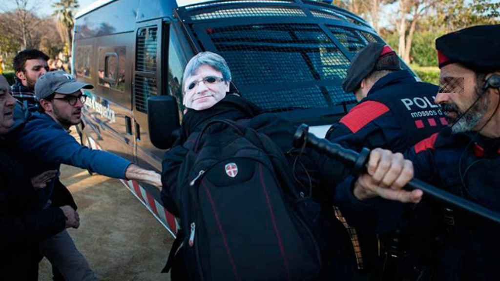 Manifestantes independentistas han reventado hoy el candado de algunas puertas de acceso al Parque de la Ciutadella y han desbordado el cordón policial de los Mossos d'Esquadra para plantase ante el Parlament