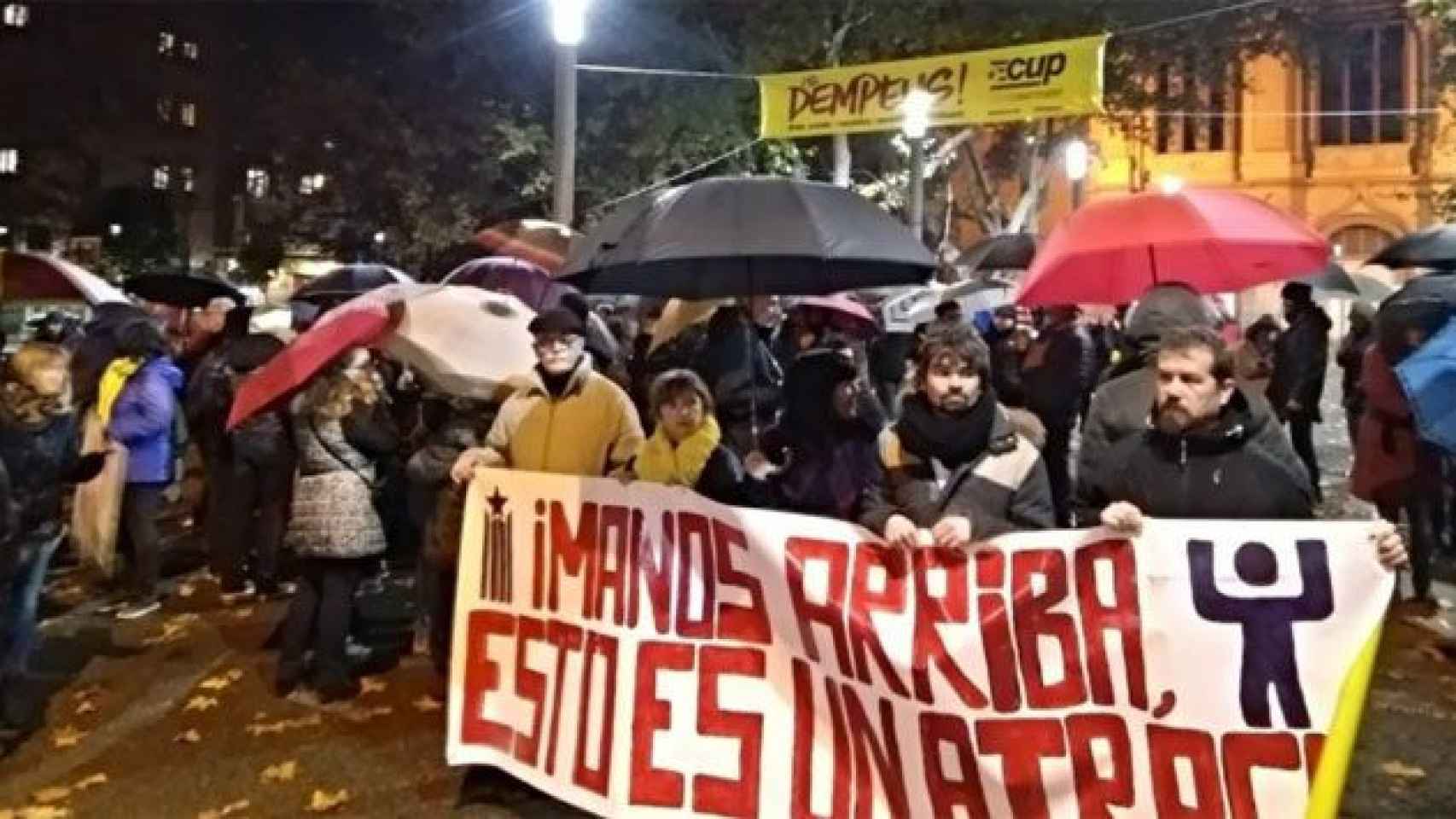 Decenas de concentrados ante el Museu de Lleida en rechazo al retorno de obras a Sijena