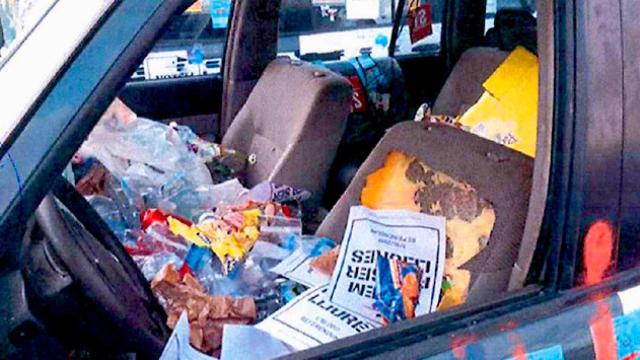 Así quedaron algunos coches de la Guardia Civil / CG