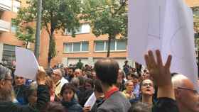 Los voluntarios organizan las colas para empezar la votación del referéndum independentista con las urnas ya dentro / EFE