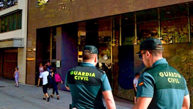 Montaje de dos agentes de la Guardia Civil en la puerta de la Consejería de Territori / CG