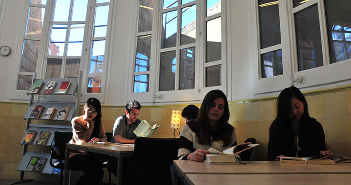 Sala de lectura de la mediateca de la Casa Asia, dependiente de la diplomacia española, situada en un pabellón del hospital de Sant Pau / CASA ASIA