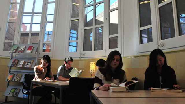 Sala de lectura de la mediateca de la Casa Asia, dependiente de la diplomacia española, situada en un pabellón del hospital de Sant Pau / CASA ASIA