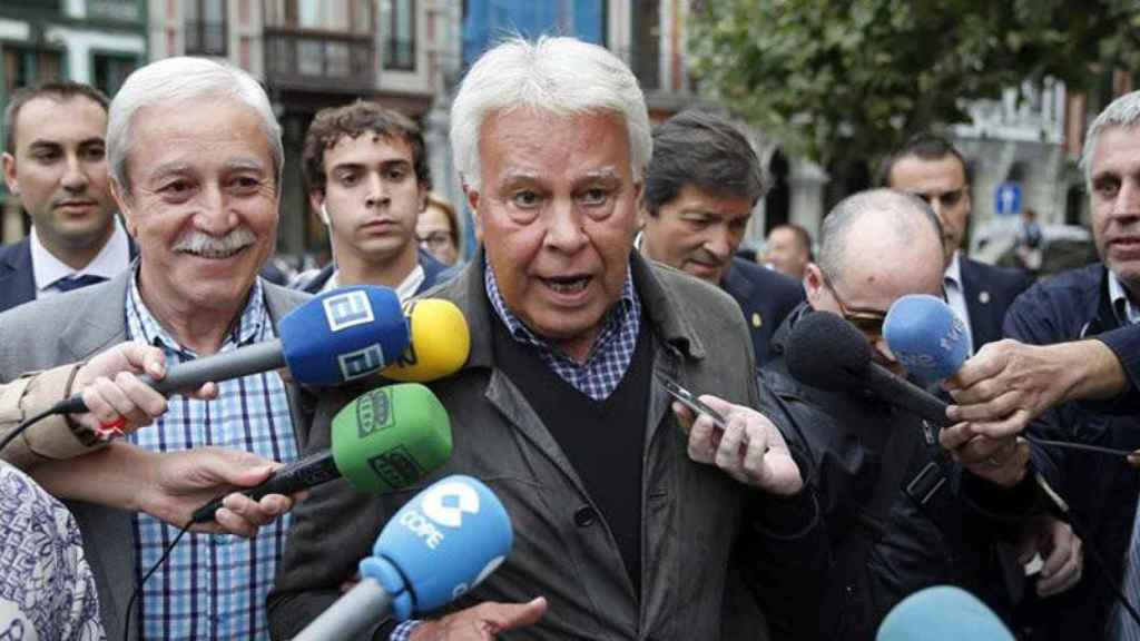 Felipe González (centro) junto al secretario general de UGT de Asturias, Justo Rodríguez Braga (izquierda) en Aviles