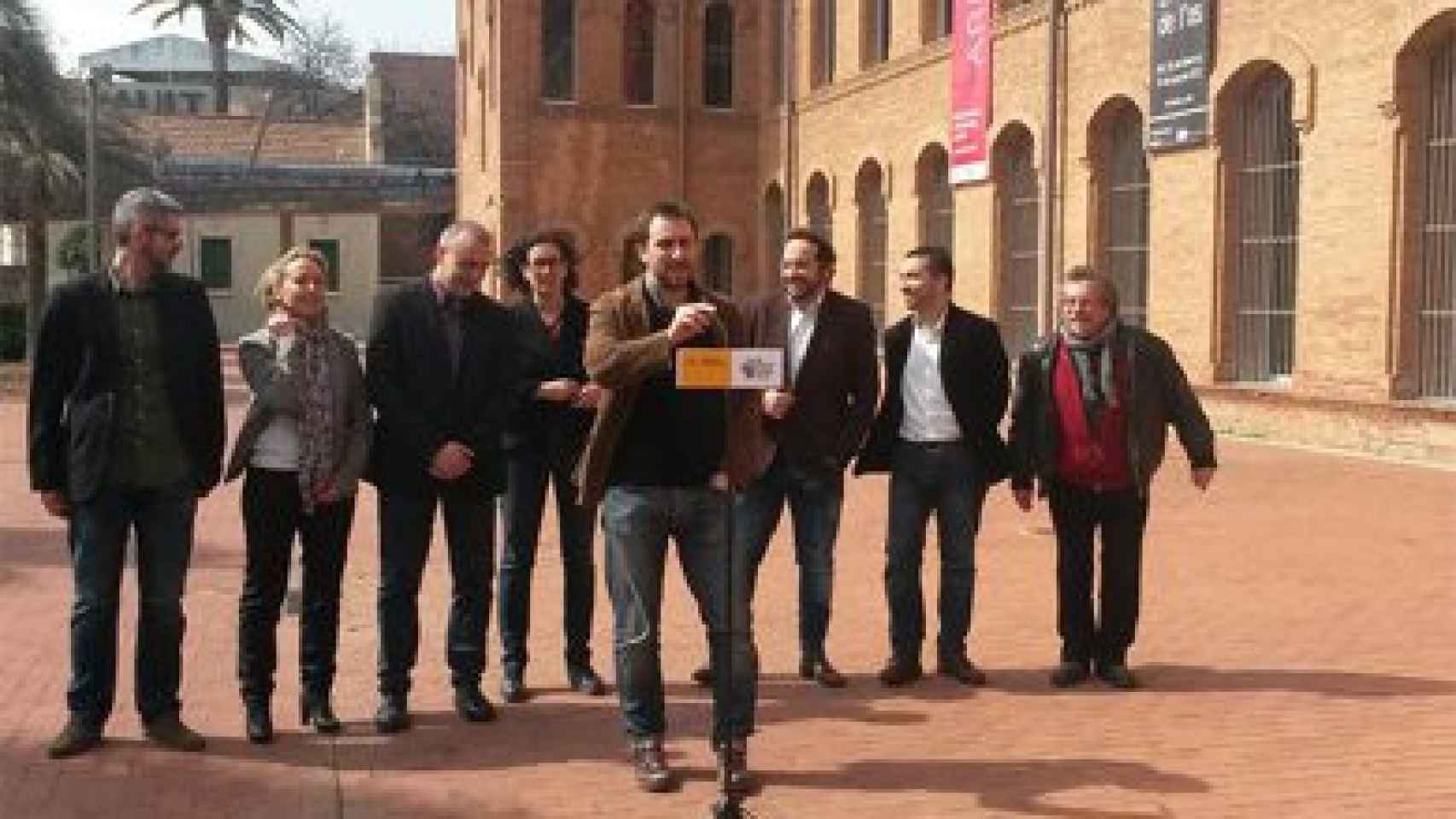 Dirigents d'ERC i Socialisme, Catalunya i Llibertat, presentant l'acord. En primer terme, Toni Comin. Darrere seu a l'esquerra, Marta Rovira.