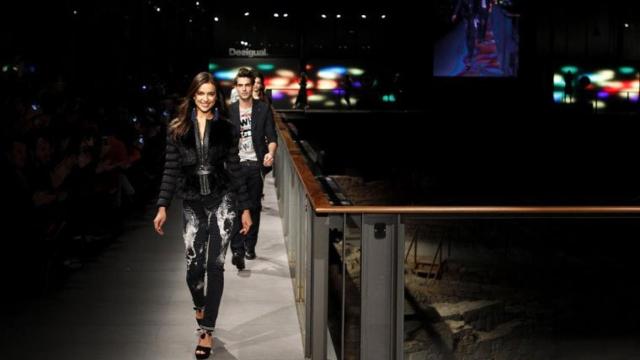 Irina Shayk protagoniza el desfile de Desigual en el 080 Fashion