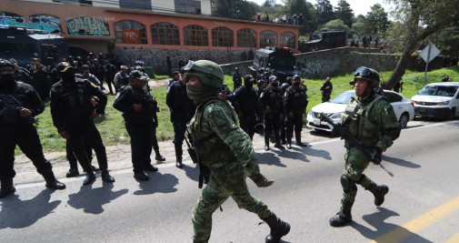 Soldados mexicanos y miembros de la Secretaría de Seguridad Ciudadana, en un operativo en la zona de donde ocurrió el tiroteo en Ciudad de México / EFE - Isaac Esquivel