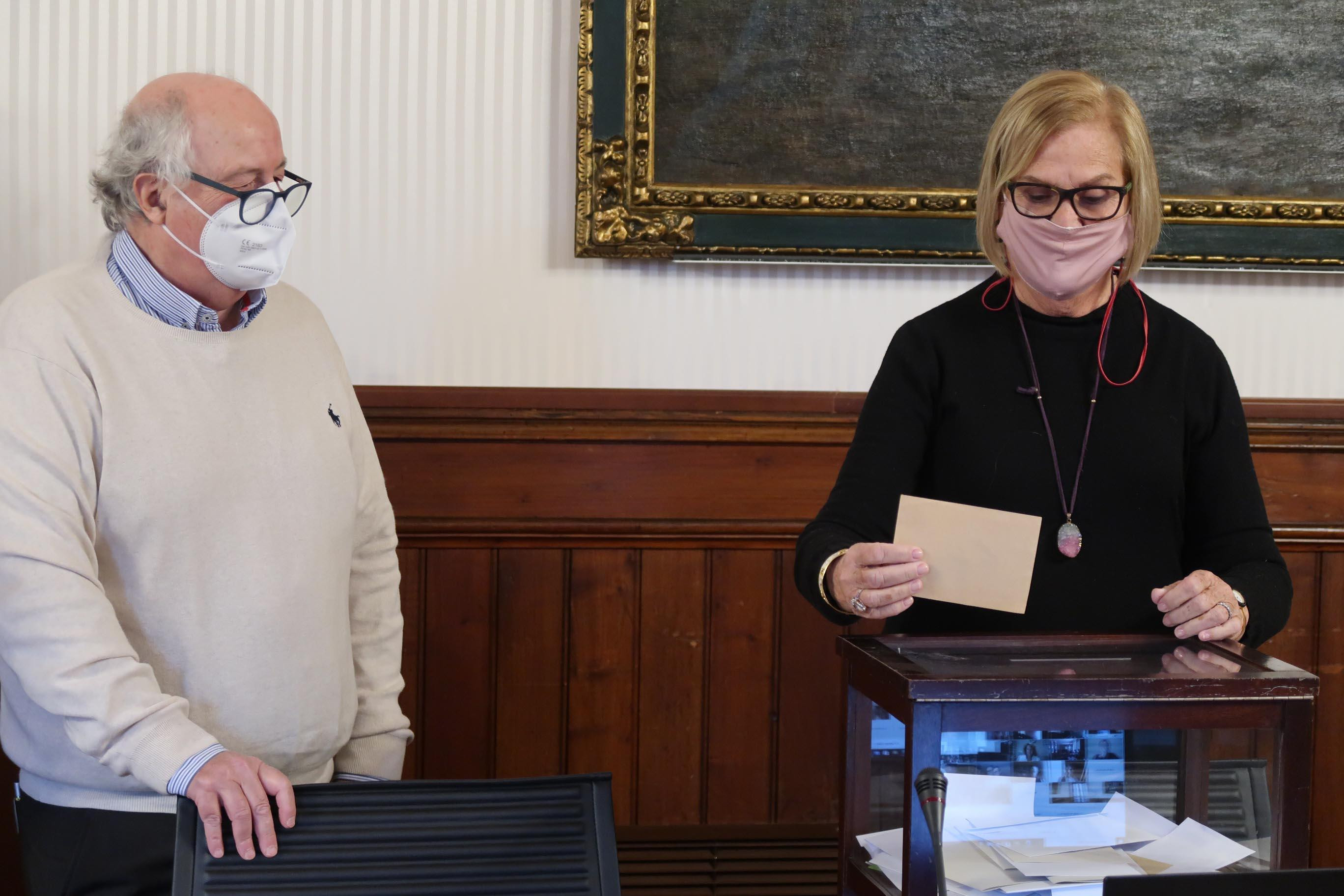 Núria de Gispert (d) en las votaciones para la reelección de la presidencia de la Asociación de Antiguos Diputados del Parlament