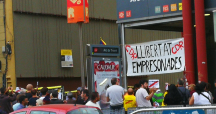 Protesta de los CDR ante la estación de metro de Arc de Triomf / @gallifantes