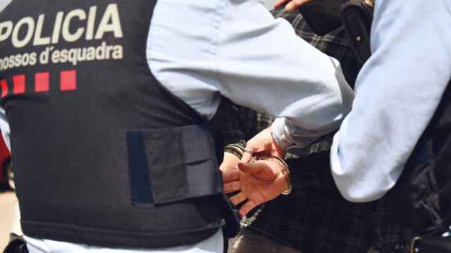 Los Mossos d'Esquadra efectúan una detención / MOSSOS