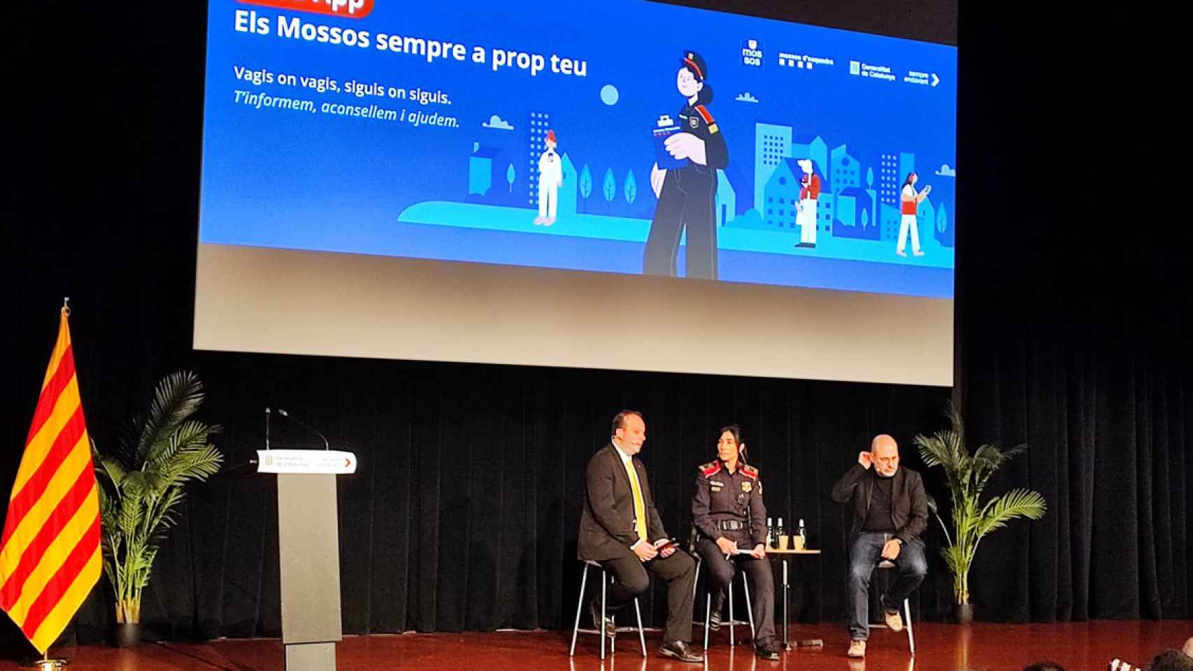 El director general de la Policía de la Generalitat, Pere Ferrer, (izq) y la inspectora y portavoz del cuerpo, Montserrat Escudé, (centro) durante la presentación de la app / MOSSOS