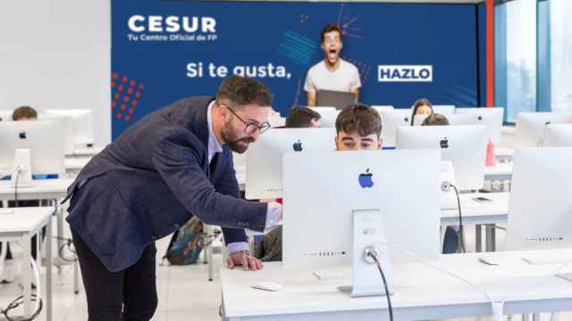 Un docente interactúa con un alumno en un centro de FP de Cesur / CESUR