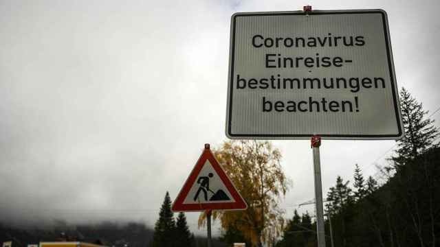 Un cartel informa sobre las restricciones a los viajes por la pandemia del Covid-19 cerca de un cruce fronterizo en Scharnitz (Austria) / EFE - EPA - PHILIPP GUELLAND