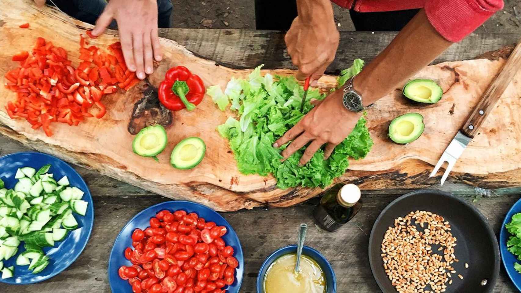 Unas personas preparan una comida vegetariana. Tendencia alimentaria / PEXELS