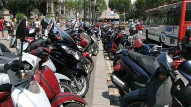Motos aparcadas en plaza Cataluña / MA