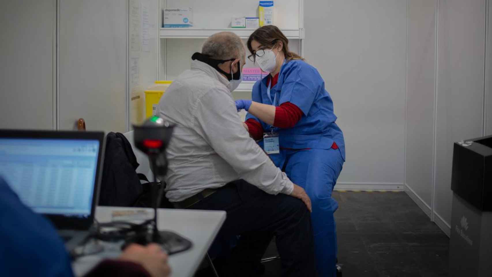 Una sanitaria administra una de las vacunas contra el coronavirus en el punto de inmunización de Fira Barcelona / EP