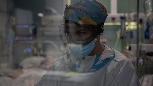 Una enfermera en la uci de un hospital de Cataluña / DAVID ZORRAKINO (EUROPAPRESS)