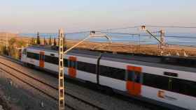 Un tren de Rodalies, trenes de Cercanías de Cataluña / RODALIES