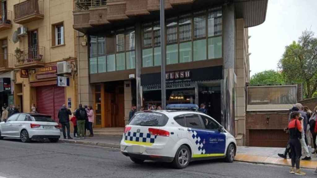 Un vehículo de la Guardia Urbana delante del local en el que se ha caído un falso techo / GUARDIA URBANA