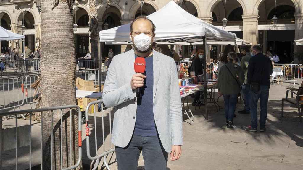 Gerard Mateo en la plaza Reial de Barcelona con motivo de la Diada de Sant Jordi 2021 / LENA PRIETO - CRÓNICA GLOBAL