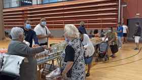 Reparto de alimentos de la FAGIC en el polideportivo de La Mina / CEDIDA