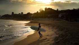 Un surfista en la playa barcelonesa del Masnou en el puente de San José / EFE