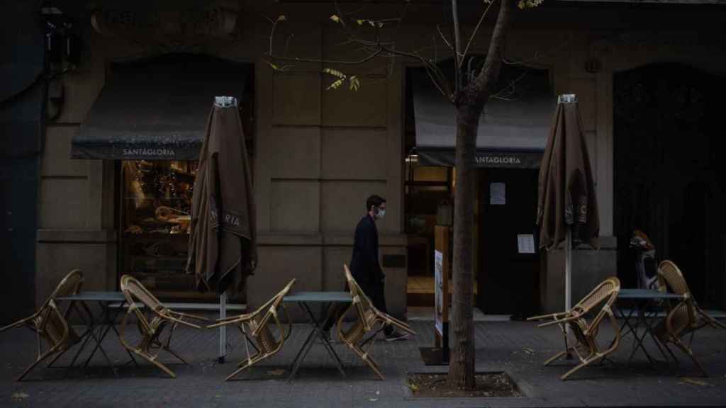 Una terraza vacía en un bar de Barcelona. La restauración y el comercio están entre los sectores afectados por las actuales restricciones / EUROPA PRESS