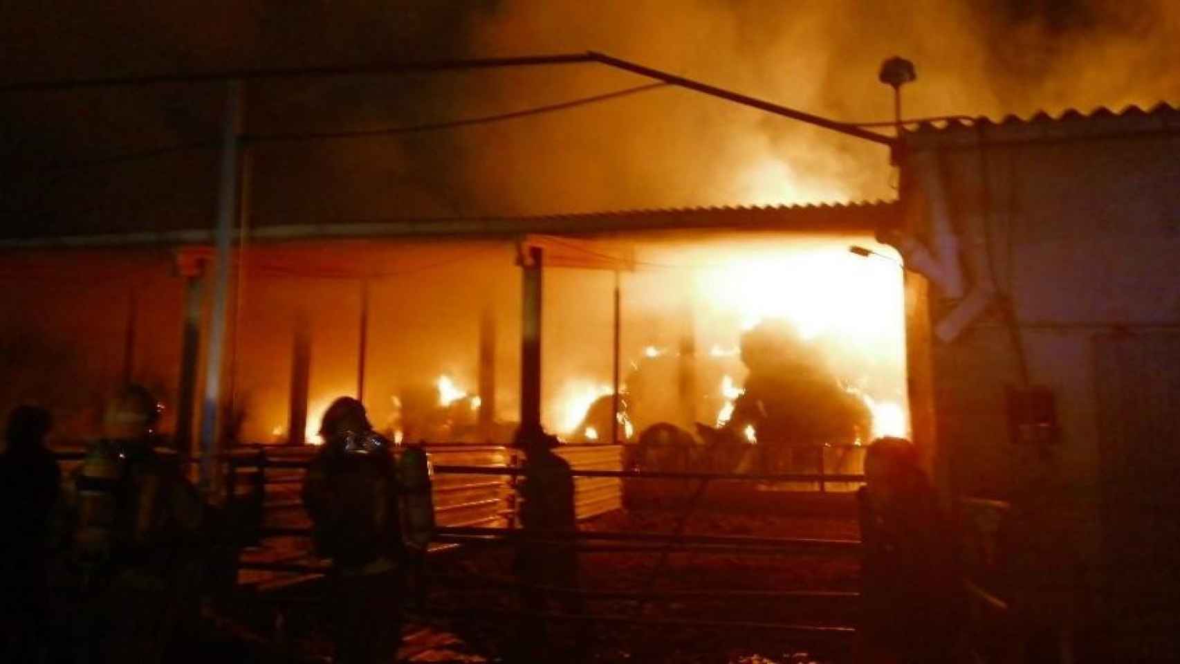 Momento álgido del incendio en una granja de terneros de Vilademuls (Girona) / BOMBERS