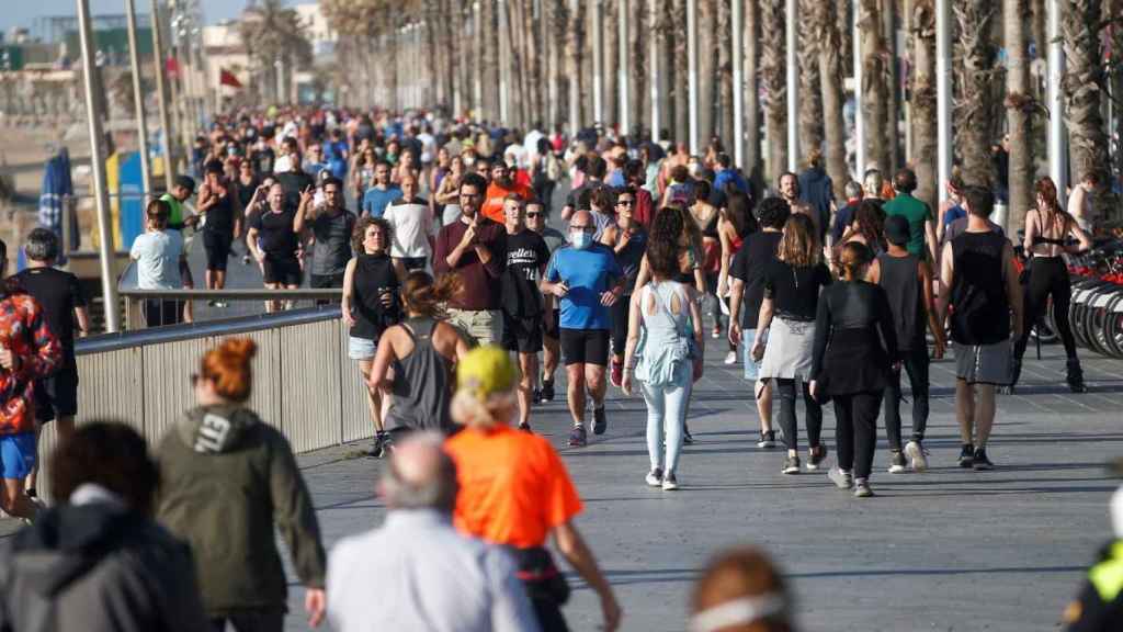 Ciudadanos paseando y haciendo deporte durante las franjas horarias fijadas en la desescalada / EFE