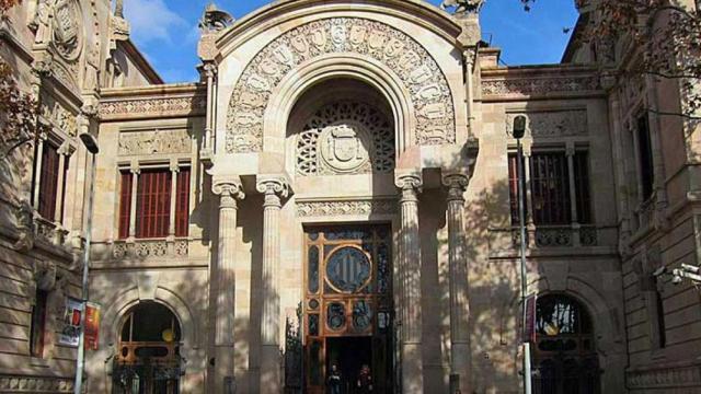 Fachada de la Audiencia de Barcelona, donde el próximo junio se juzgará al presunto violador de discapacitados / EFE