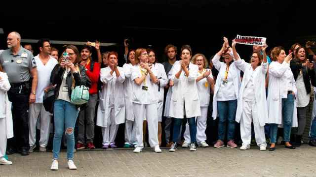Médicos protestando en el Hospital de Sant Pau de Barcelona tras las algaradas en Barcelona / EFE