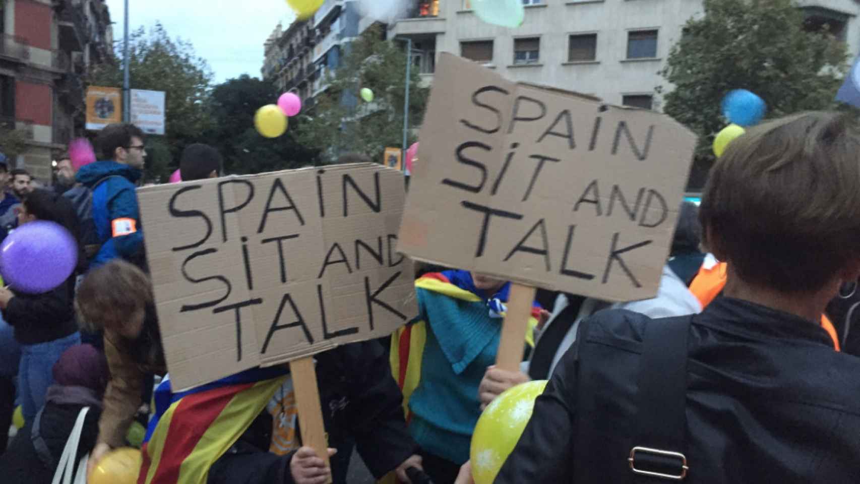 Manifestantes independentistas ante la Consejería de Interior / CG