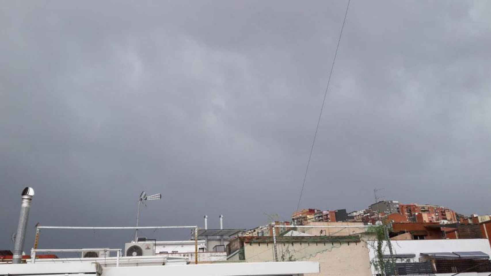 Cielos lluviosos en Barcelona, donde también se ha activado la alerta por las posibles inundaciones / CG